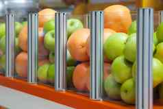 大玻璃容器展示新鲜的水果苹果橙子焦点定位橙子