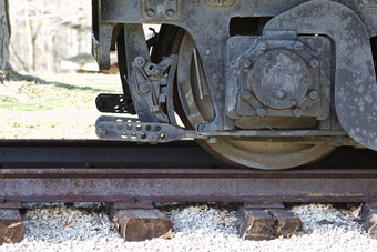 美女图片生锈的火车轮子