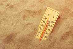 温度计温暖的沙漠沙子