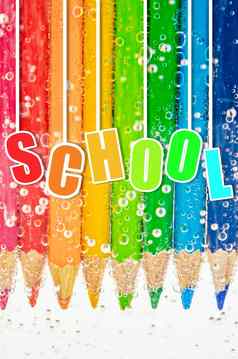 学校关闭色彩斑斓的木铅笔佐田水