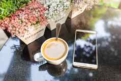 数字智能手机杯咖啡桌子上古董花
