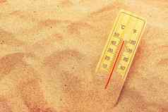 温度计极温暖的沙漠沙子