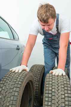 机械师检查汽车轮胎安装
