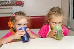 孩子们喝茶火车表格较低的的地方二等室马车