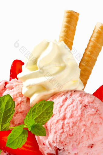 草莓冰奶油圣代