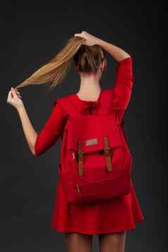 肖像女孩红色的衣服大红色的背包