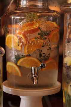 柑橘类柠檬石灰橙色片混合水