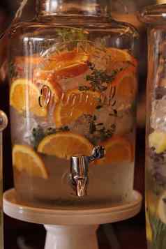 柑橘类柠檬石灰橙色片混合水