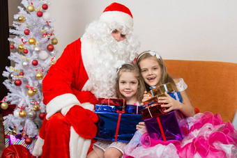 圣诞老人老人给了礼物孩子们拥抱