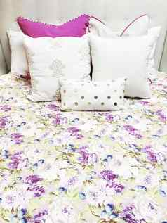 白色紫色的床上亚麻花设计