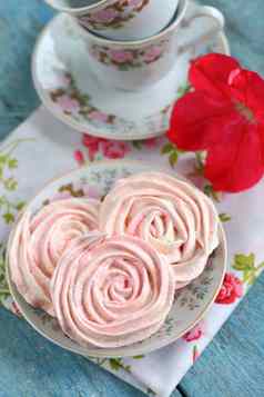 蛋白酥皮蛋糕形式玫瑰浪漫的菜红色的花