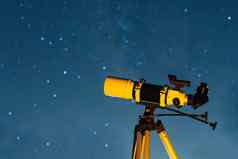 天文望远镜指出布满星星的天空晚上