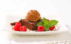 巧克力巧克力蛋糕冰奶油树莓