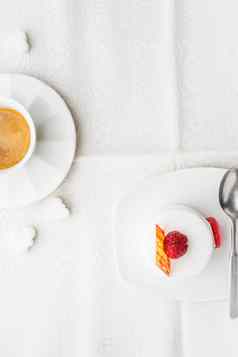 白色蛋糕树莓咖啡垂直