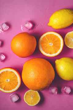 柑橘类混合明亮的粉红色的背景前视图