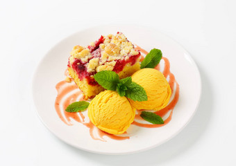 树莓蛋糕冰淇淋