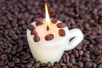 杯蜡烛温暖的火焰分散烤咖啡豆子