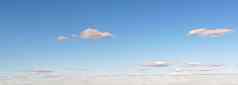 多云的天空一天天气地平线全景场景