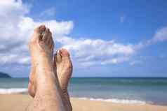 说谎海滩看脚享受夏天假期