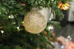 单白色点缀圣诞节球挂松树装饰