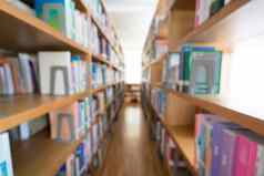 模糊背景公共图书馆书架上书递减的角度来看教育概念