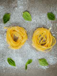 意大利食物概念意大利面甜蜜的罗勒面粉设置