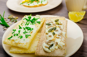 脆薄脆饼干奶酪传播细香葱脆薄脆饼干凝乳奶酪传播细香葱种子