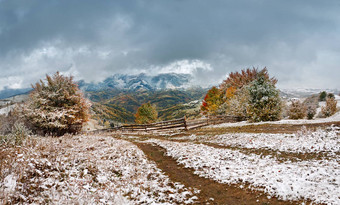 雪秋<strong>天降</strong>雪山村