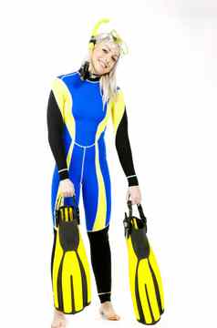 站年轻的女人穿氯丁橡胶浮潜设备