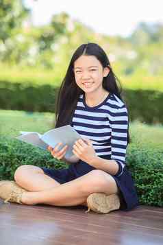 亚洲女孩学校书手露出牙齿的微笑脸没说完