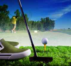 高尔夫球球推杆绿色草年轻的男人。