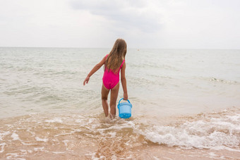 五年女孩挑选桶水海