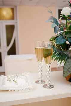 眼镜香槟枕头环表格婚礼仪式