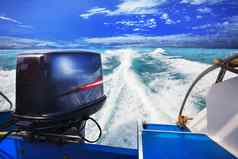 后视图速度船运行清晰的海蓝色的水