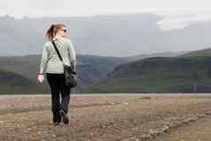女人徒步旅行者走山景观