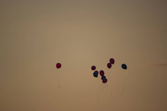 色彩斑斓的气球飞高