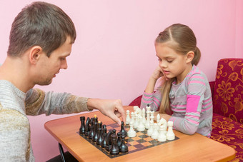 爸爸教女儿使移动国际象棋
