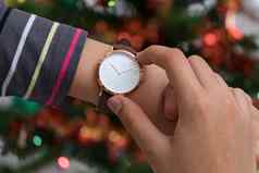 女孩的手手腕手表电子圣诞节时间