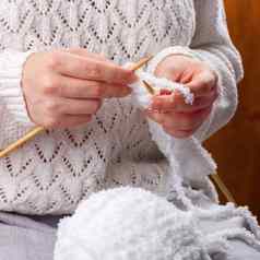 女人手针织
