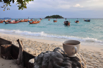 杯咖啡海滩早....