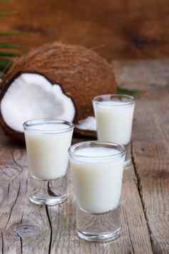 眼镜椰子牛奶