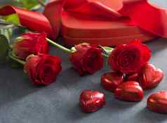 礼物盒子红色的玫瑰巧克力情人节一天概念