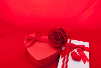 情人节礼物盒子红色的弓红色的背景图像