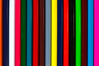 垂直色彩鲜艳的条纹五彩缤纷的木铅笔后台