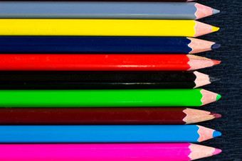 水平色彩鲜艳的条纹五彩缤纷的木铅笔巴克