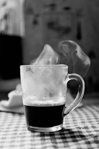 出汗蒸汽杯咖啡黑色的白色表格