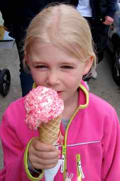 斯堪的那维亚生活方式女孩吃冰奶油