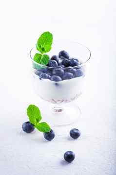 酸奶新鲜的蓝莓牛奶什锦早餐