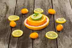 各种柑橘类水果片金橘木表格