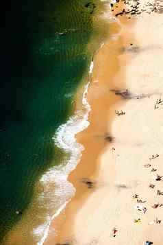 空中视图爬海滩社区房屋里约1月巴西